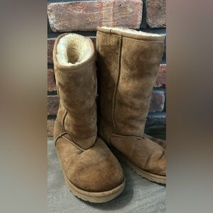 Size 3 kids classic Uggs - cozy good condition